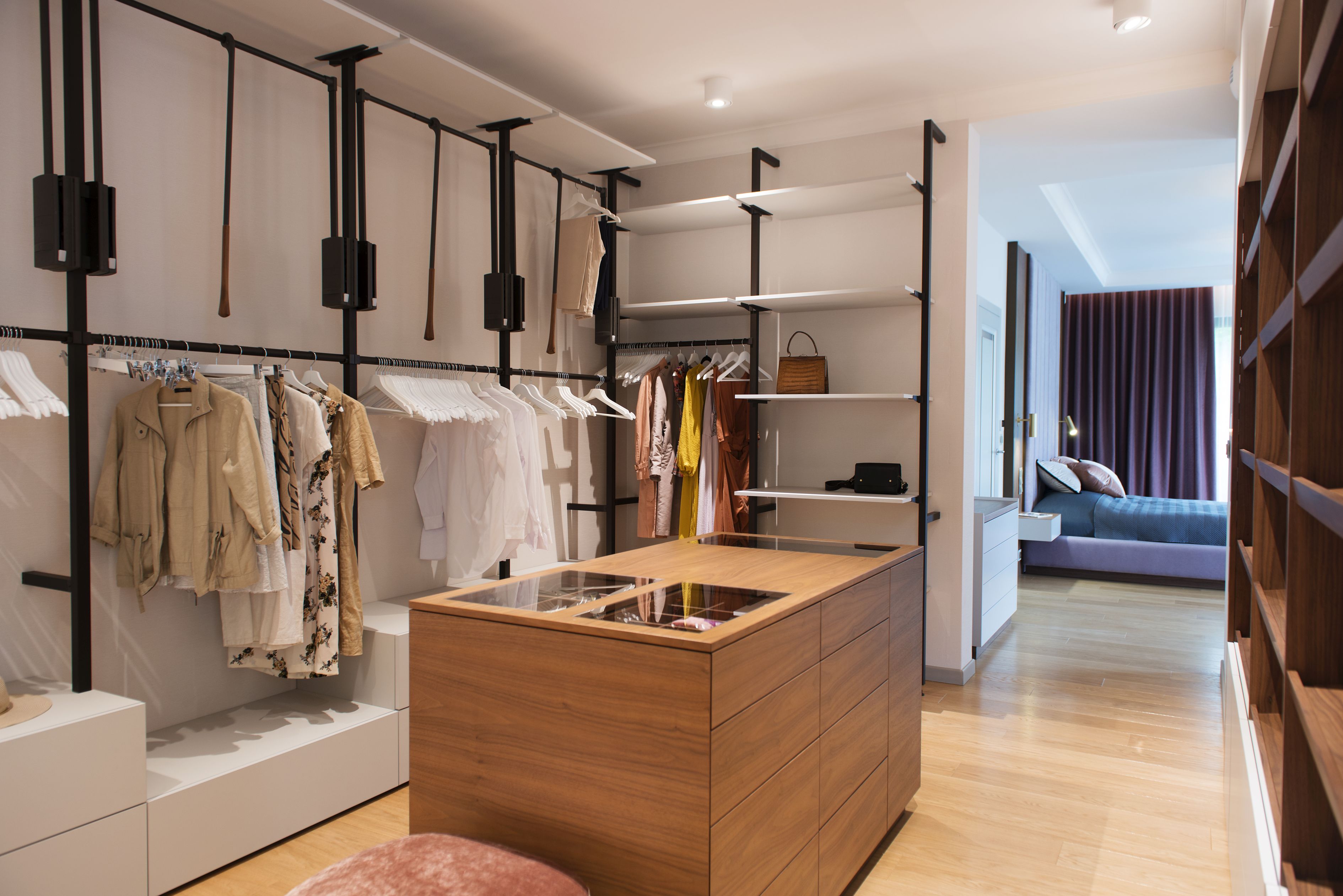 Luksusowa garderoba przy sypialni, została zaprojektowana przez nas, w najmniejszym detalu.